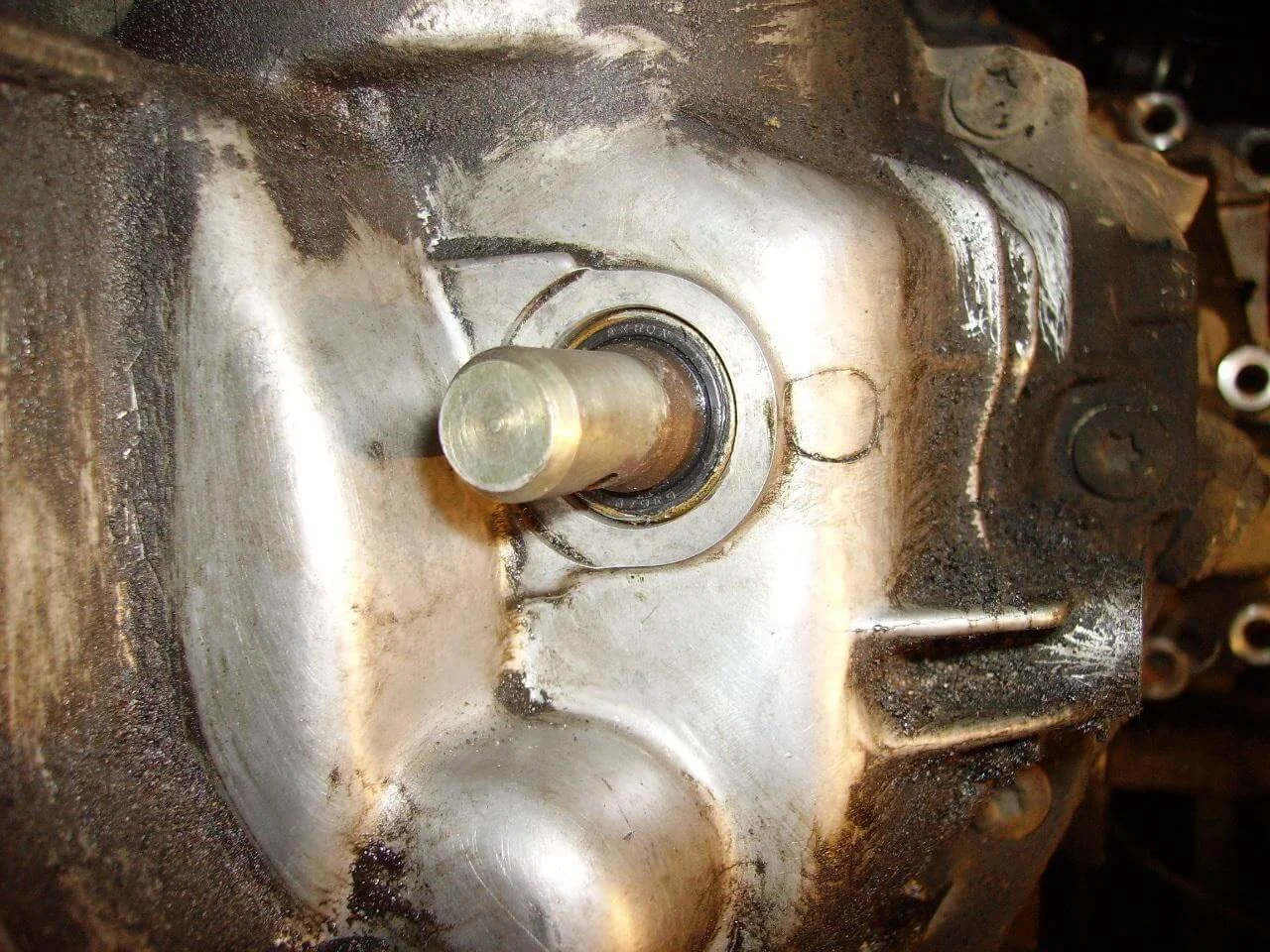 Запрессовка сальника тяги идущей к ручки КПП Ауди 80